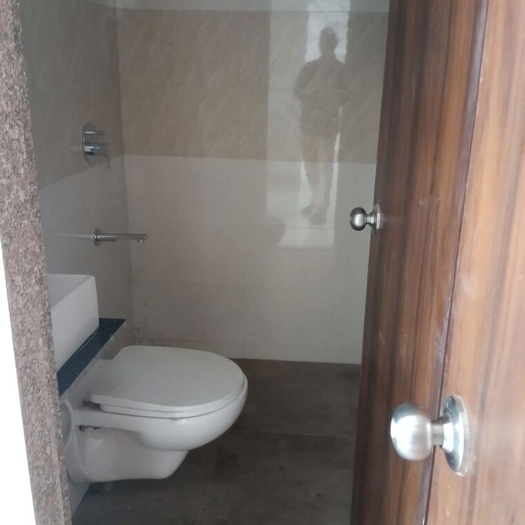 Bathroom, jawaharlal nehru road 3 Bedroom 830 Sq.Ft. Apartment In Jawaharlal Nehru Road Mumbai 10515059