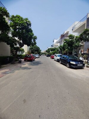 Parking in 3 BHK Villa at Paramount Golfforeste Villas, Zeta I Greater Noida – for Sale