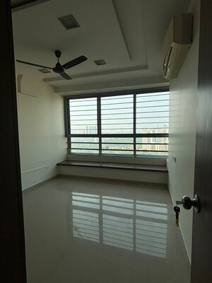 Room in 2.5 BHK Apartment at Oberoi Realty Woods, Goregaon East – for Rent