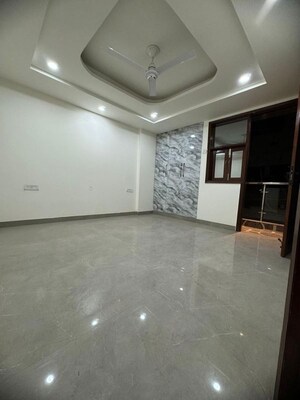 Room in 3 BHK Apartment at Chattarpur – for Rent