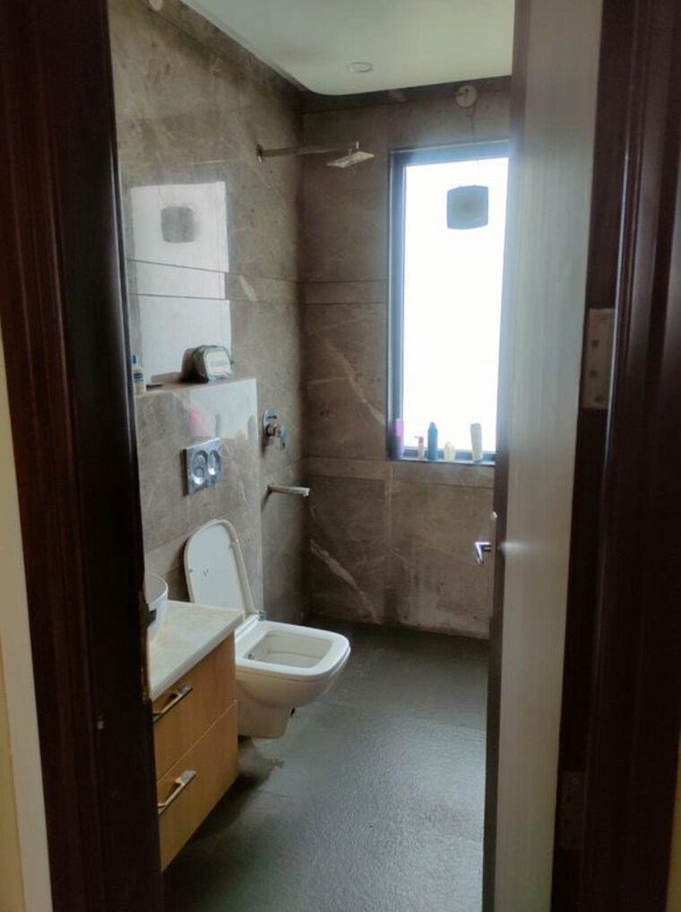 Bathroom, sector 57 3.5 Bedroom 240 Sq.Yd. Builder Floor In Sector 57 Gurgaon 10515260