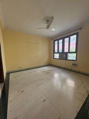 Room in 5 BHK Apartment at South City 1 – for Rent