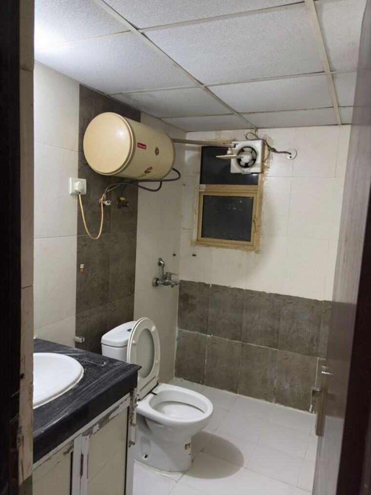 Bathroom, mahagun-moderne 3 Bedroom 1550 Sq.Ft. Apartment In Sector 78 Noida 10515463