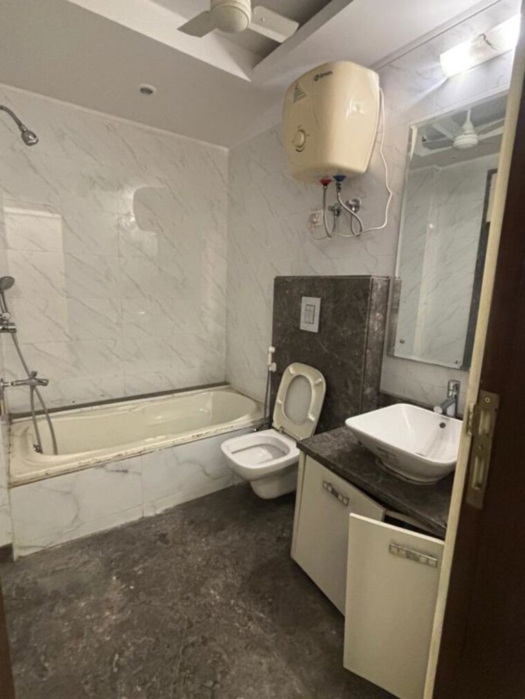 Bathroom, hauz khas 4 Bedroom 3000 Sq.Ft. Builder Floor In Hauz Khas Delhi 10515601