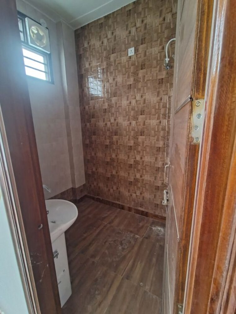 Bathroom, sector 7 3 Bedroom 250 Sq.Ft. Builder Floor In Sector 7 Faridabad 10515660