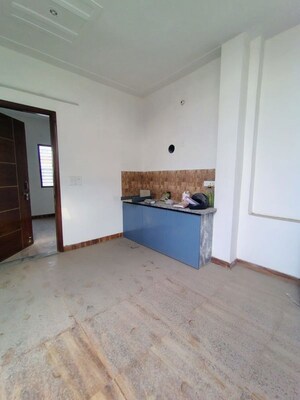Room in 3 BHK Builder Floor at Sector 7 – for Rent