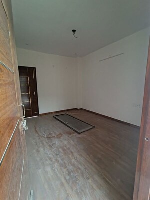 Room in 3 BHK Builder Floor at Sector 7 – for Rent