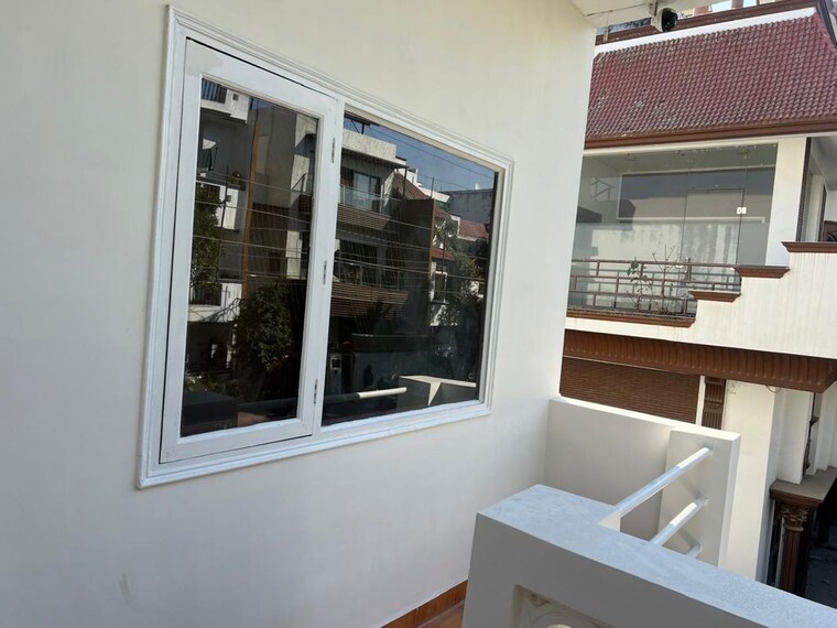 Balcony, sector 39 6 Bedroom 300 Sq.Mt. Independent House In Sector 39 Noida 10515649