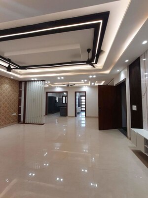 Building Lobby in 3 BHK Builder Floor at BPTP District 3, Sector 85 – for Sale