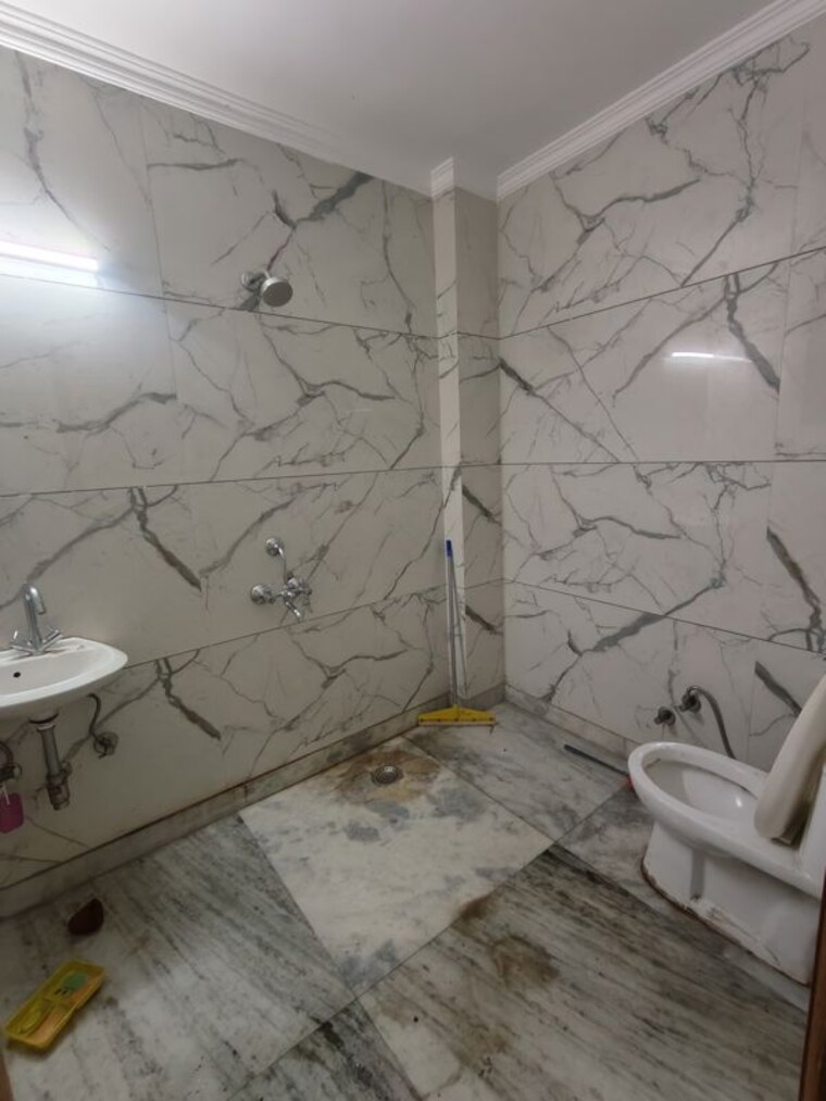 Bathroom, neb sarai 3 Bedroom 1800 Sq.Ft. Builder Floor In Neb Sarai Delhi 10515803