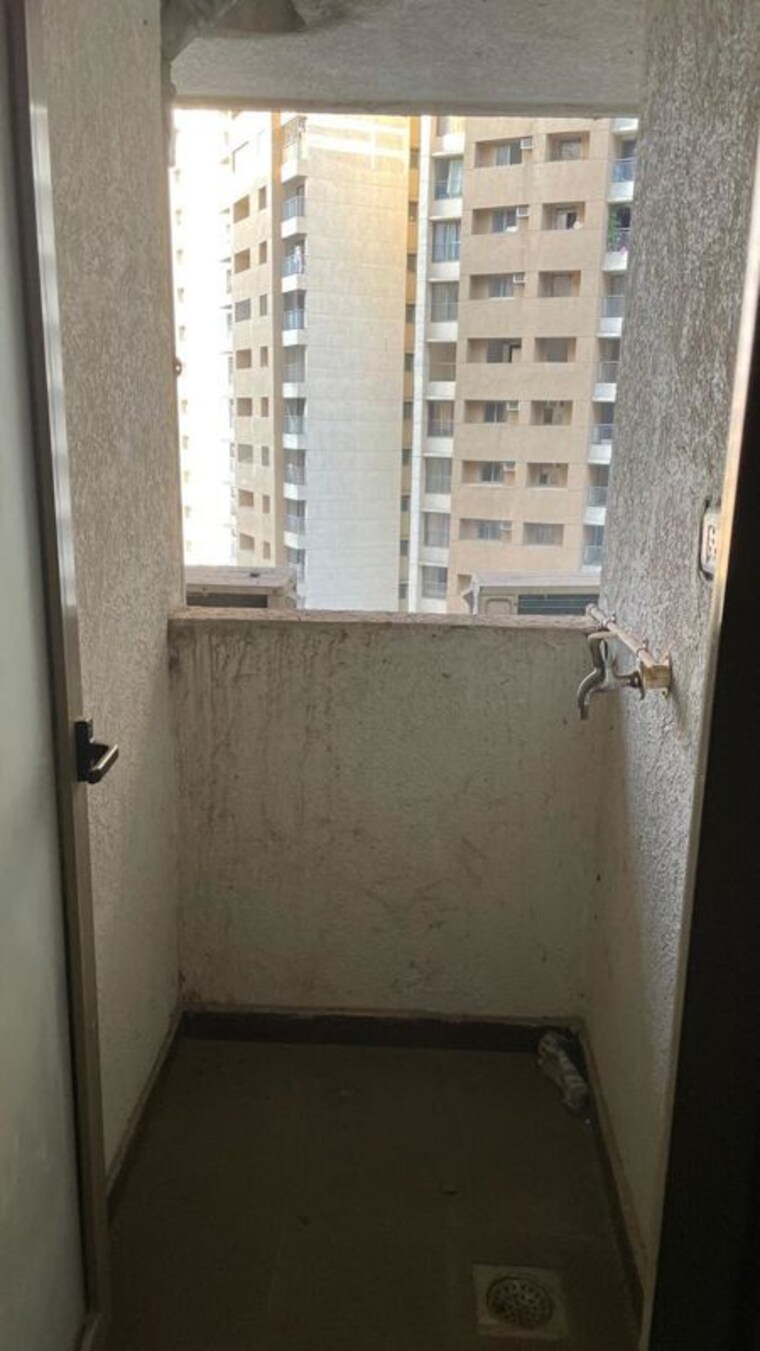 Bathroom, lodha-splendora 2 Bedroom 700 Sq.Ft. Apartment In Ghodbunder Road Thane 10515854
