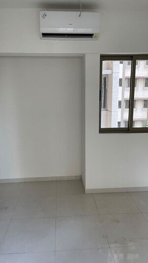 Room in 2 BHK Apartment at Lodha Splendora, Ghodbunder Road – for Rent