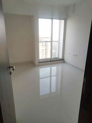 Room in 4 BHK Apartment at Sheth Avalon, Laxmi Nagar – for Rent