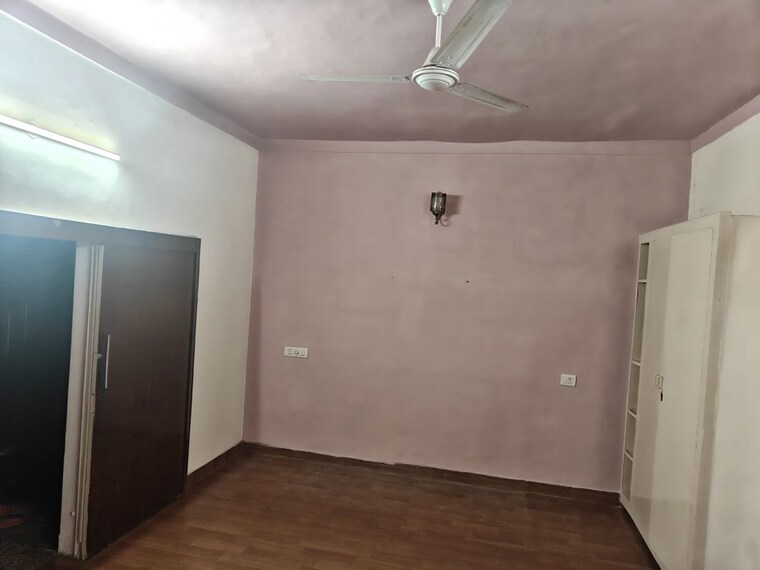 Room, model town 3 Bedroom 272 Sq.Yd. Builder Floor In Model Town Delhi 10515998