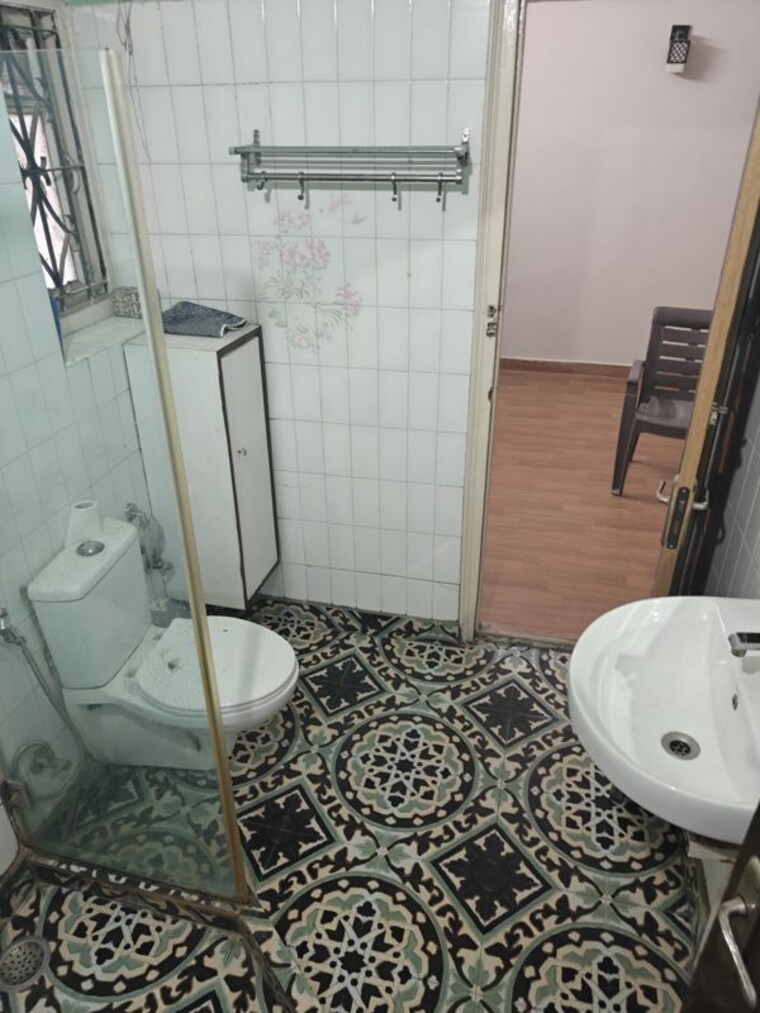 Bathroom, model town 3 Bedroom 272 Sq.Yd. Builder Floor In Model Town Delhi 10515998