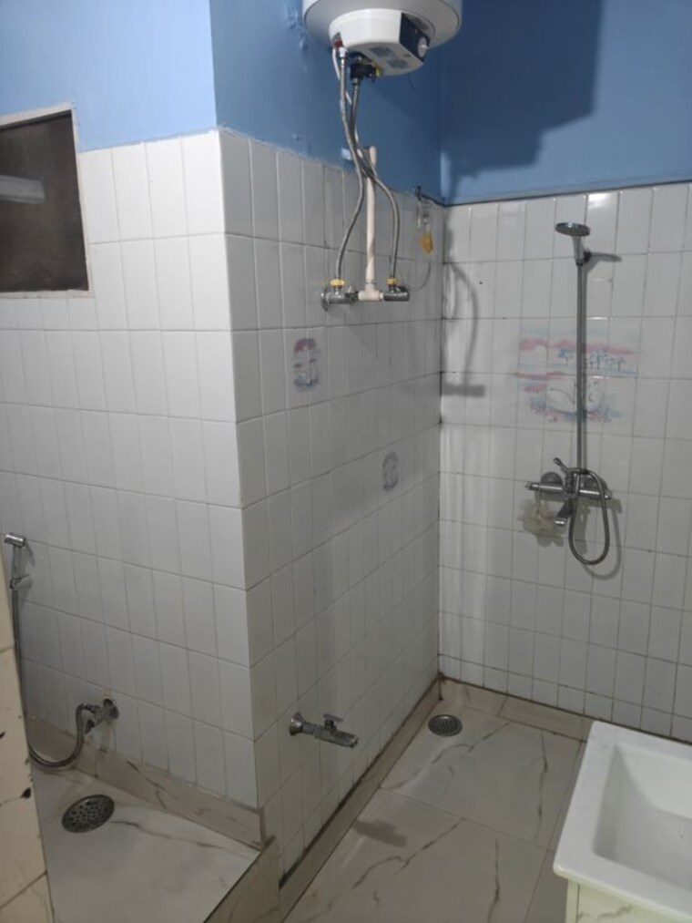Bathroom, model town 3 Bedroom 272 Sq.Yd. Builder Floor In Model Town Delhi 10515998