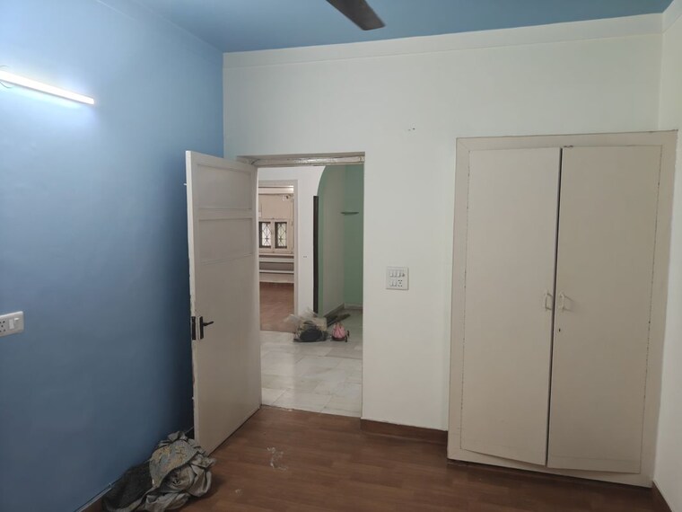 Room, model town 3 Bedroom 272 Sq.Yd. Builder Floor In Model Town Delhi 10515998