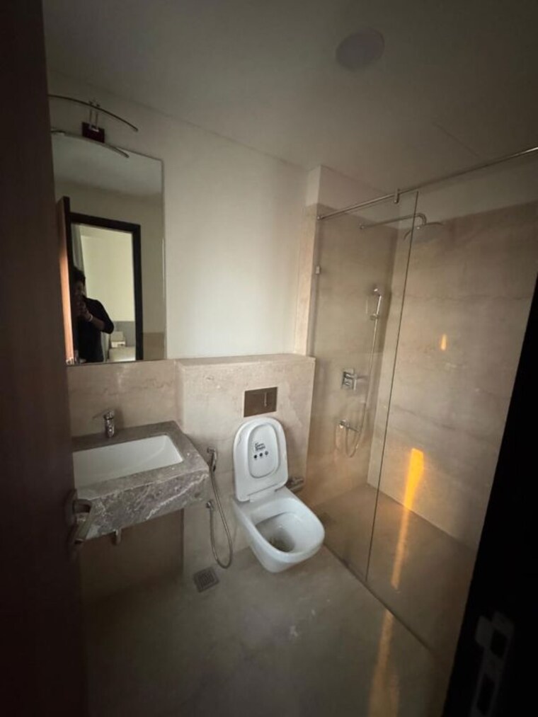 Bathroom, dheeraj-insignia 4 Bedroom 1500 Sq.Ft. Apartment In Bandra East Mumbai 10516038