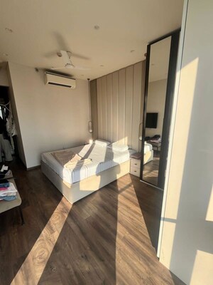 Room in 3 BHK Apartment at Lodha The Park, Worli – for Sale