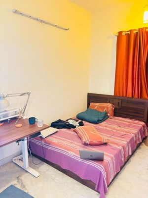 Bedroom in 2 BHK Apartment at Hal 2nd Stage – for Rent