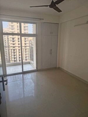 Room in 2.5 BHK Apartment at Trident Embassy Reso, Sector 1 Greater Noida – for Rent