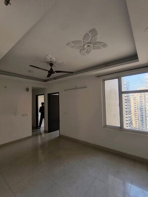 Room in 2.5 BHK Apartment at Trident Embassy Reso, Sector 1 Greater Noida – for Rent