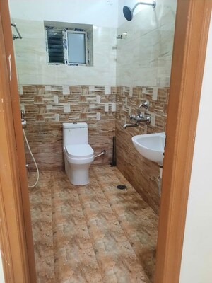 Attached Bathroom in 1.5 BHK Independent House at Ameenpur – for Rent