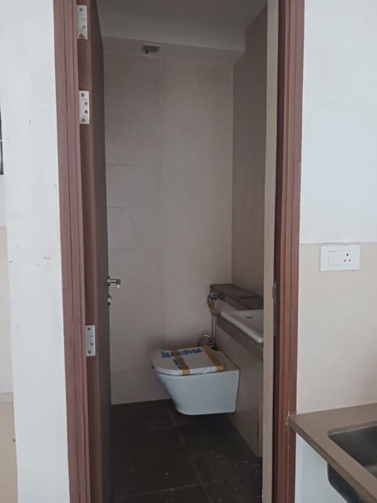 Bathroom, mulund west Commercial Office Space 700 Sq.Ft. In Mulund West Mumbai 10516842