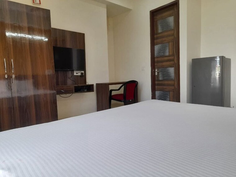Room, allure-estate 1 RK 500 Sq.Ft. Builder Floor In Sector 14 Gurgaon 10516917