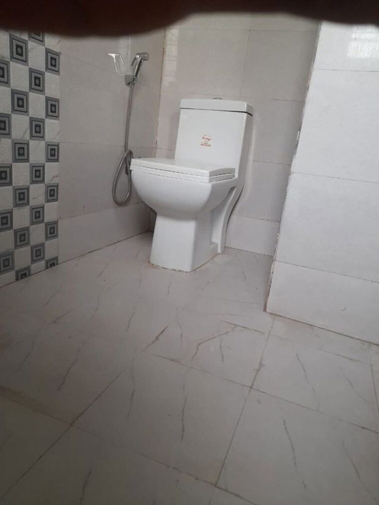 Bathroom, allure-estate 1 RK 500 Sq.Ft. Builder Floor In Sector 14 Gurgaon 10516917