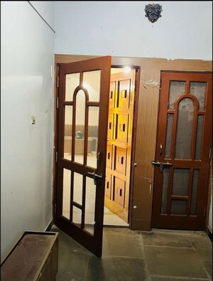 Room in 3 BHK Apartment at Shalimar Belvedere Court, Gomti Nagar – for Rent