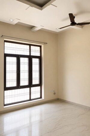 Room in  Office Space at Ansal Sushant Golf city, Sushant Golf City – for Rent