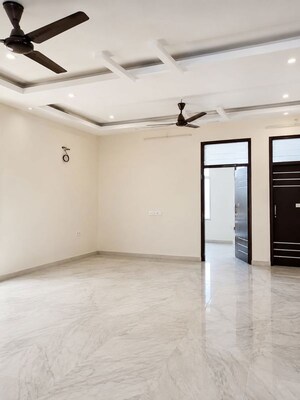 Room in  Office Space at Ansal Sushant Golf city, Sushant Golf City – for Rent