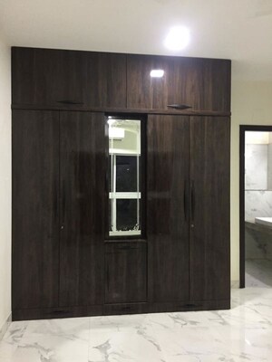 Room in 3.5 BHK Apartment at Raheja Ridgewood, Goregaon East – for Rent