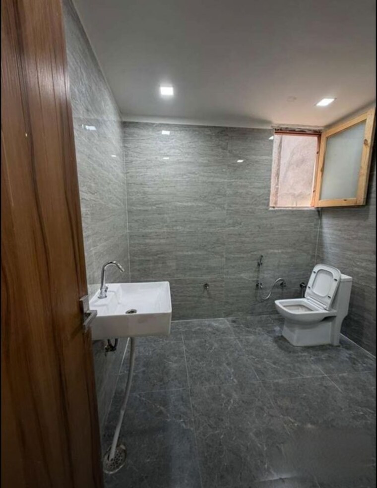 Bathroom, vineet khand 5 Bedroom 5200 Sq.Ft. Independent House In Vineet Khand Lucknow 10517140