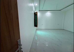 Room in 5 BHK Independent House at Vineet Khand – for Rent