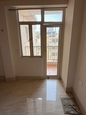 Room in 4 BHK Apartment at M R Platinum 321, Raj Nagar Extension – for Rent