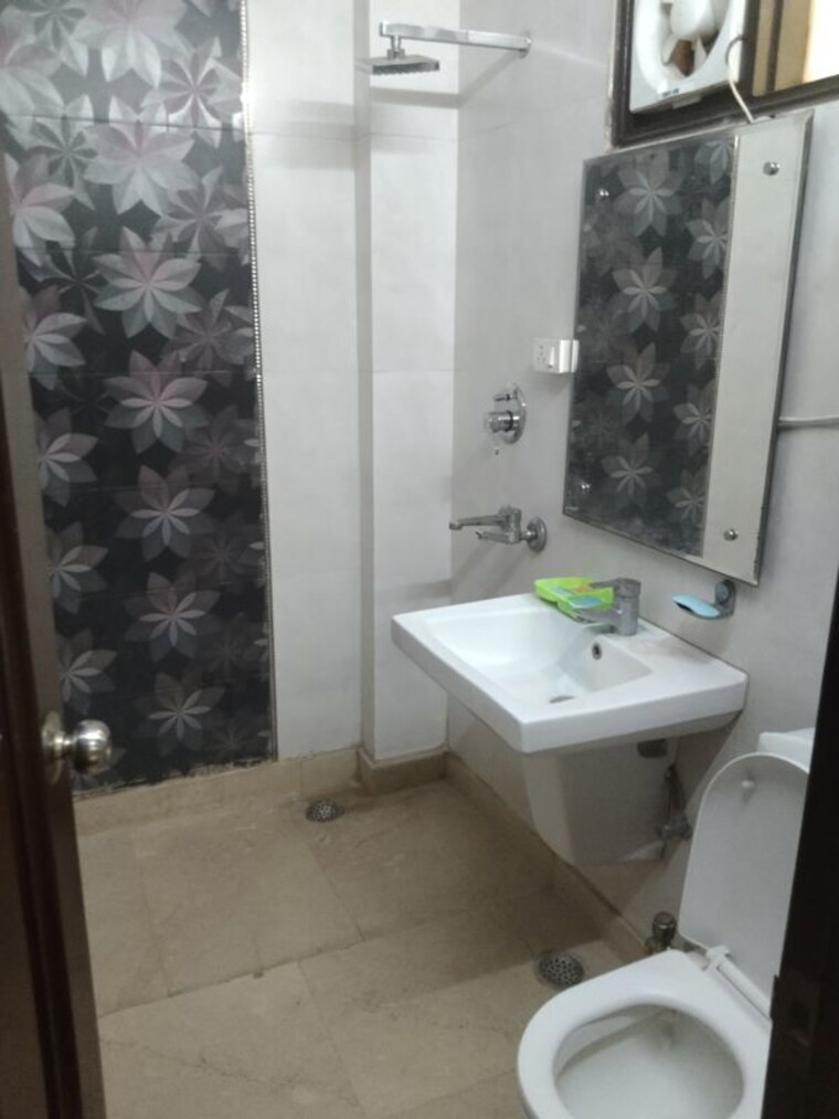 Bathroom, naraina 3 Bedroom 200 Sq.Yd. Builder Floor In Naraina Delhi 10510599