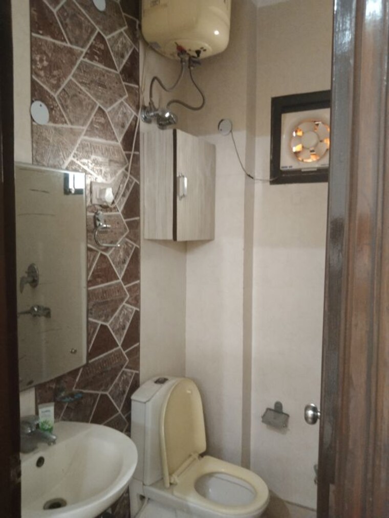 Bathroom, naraina 3 Bedroom 200 Sq.Yd. Builder Floor In Naraina Delhi 10510599