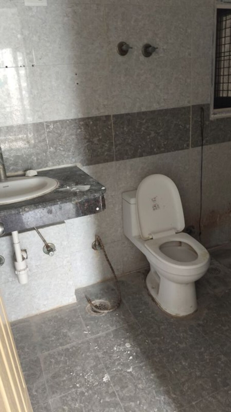 Bathroom, svp-gulmohur-residency 3 Bedroom 1350 Sq.Ft. Apartment In Indrapuram Ghaziabad 10517351