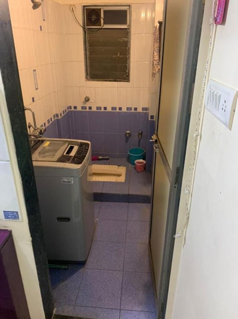 Bathroom, pratha-pushpa-society 2 Bedroom 600 Sq.Ft. Apartment In Ghodbunder Road Thane 10517398