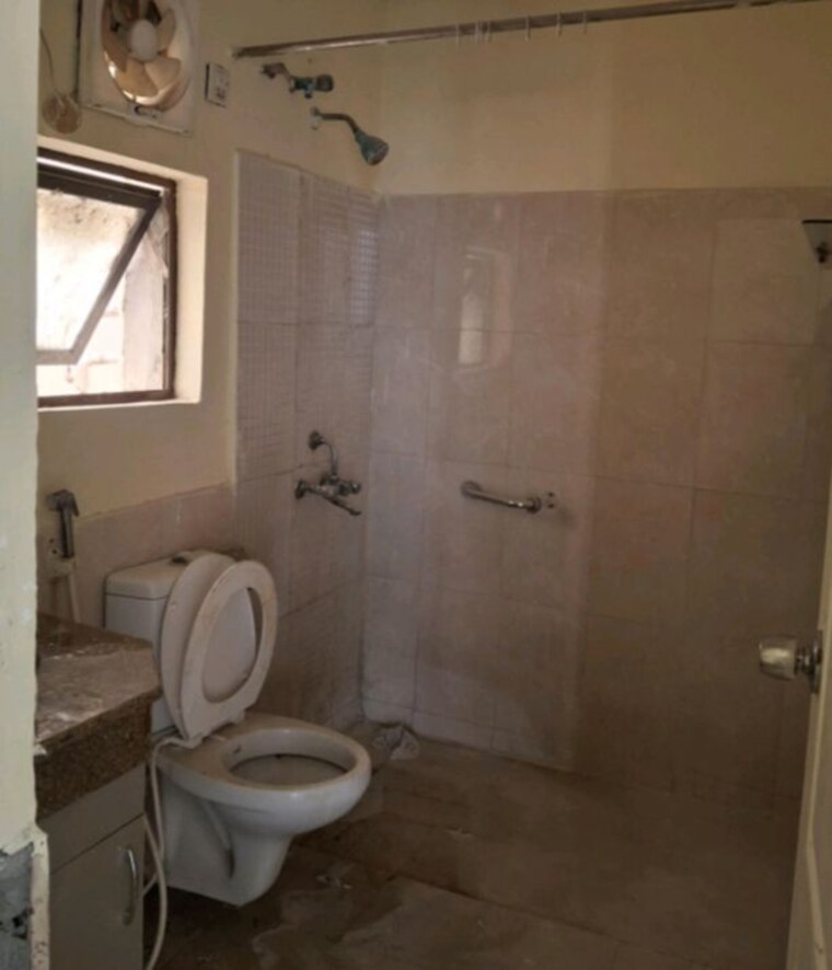 Bathroom, umang-summer-palms 3 Bedroom 1576 Sq.Ft. Apartment In Sector 86 Faridabad 10517451