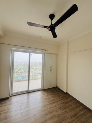 Room in 2 BHK Apartment at Pareena Micasa, Sector 68 – for Rent