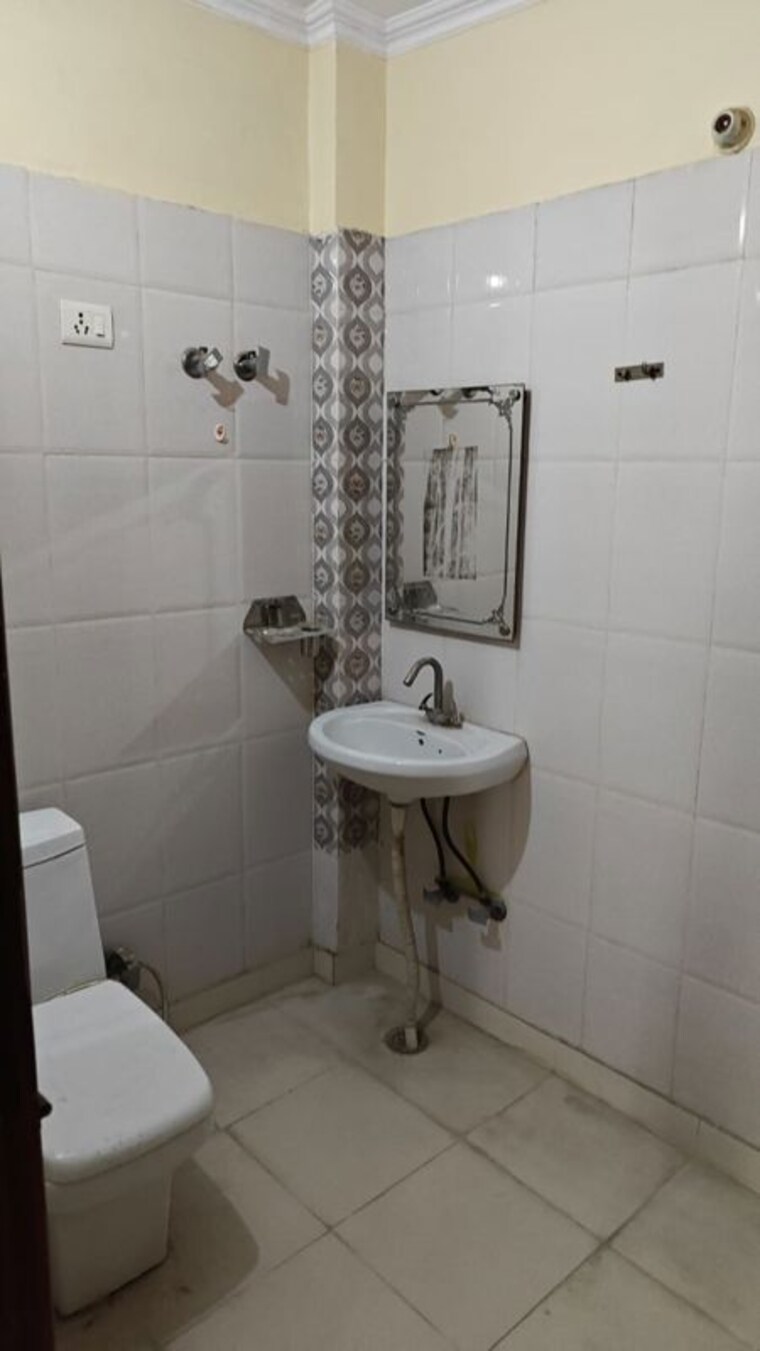 Bathroom, chattarpur 3 Bedroom 1350 Sq.Ft. Builder Floor In Chattarpur Delhi 10517508