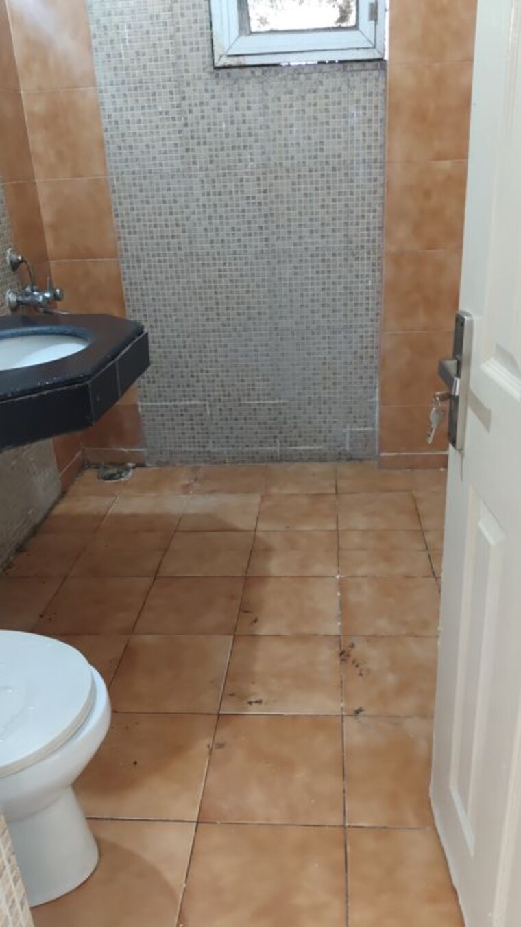 Bathroom, jaipuria-sunrise-greens 3 Bedroom 1505 Sq.Ft. Apartment In Ahinsa Khand 1 Ghaziabad 10517555