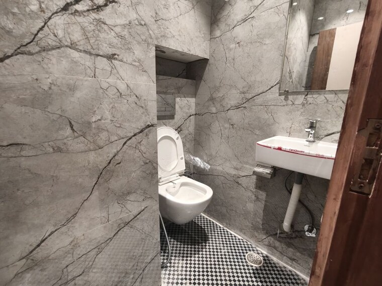 Bathroom, netaji subhash place Commercial Office Space 773 Sq.Ft. In Netaji Subhash Place Delhi 10517576