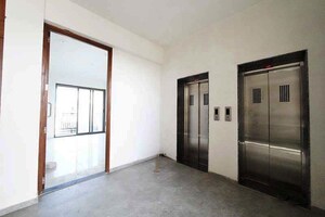 Room in 3 BHK Apartment at Thaltej – for Sale