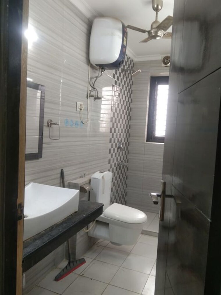 Bathroom, mehrauli 3 Bedroom 1200 Sq.Ft. Builder Floor In Mehrauli Delhi 10517637