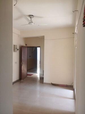 Room in 3 BHK Apartment at Sector 16 Greater Noida – for Rent
