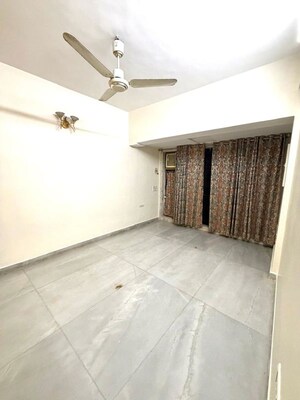 Room in 2 BHK Apartment at Kabra Maheshwari Nagar, Andheri East – for Rent